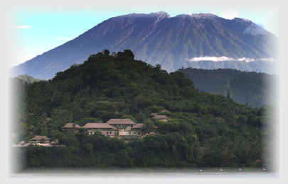 Amankila - Vue de l'hôtel au pied du volcan Agung