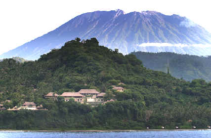 Amankila - Mont Agung surplombant l'établissement
