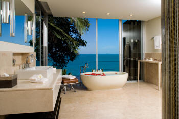 Luxueuse salle de bains avec vue