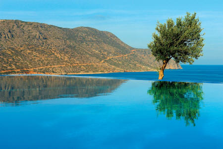 Blue Palace Resort & Spa - Piscine  dbordement avec une vue