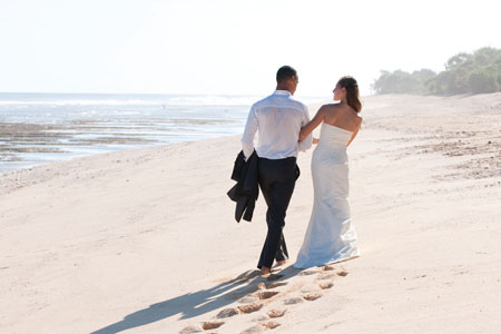 Un couple de jeunes mariés sur la plage