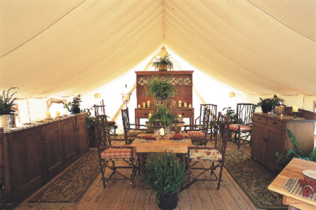Vue intérieure de la tente bistrot