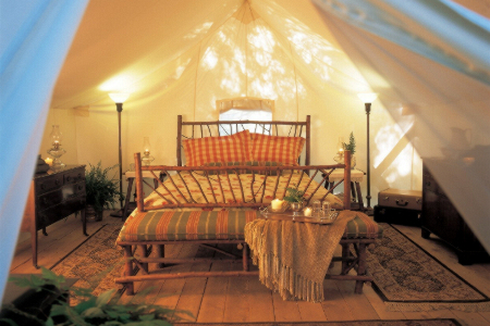 Vue intérieure d'une tente de luxe