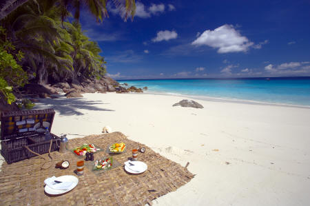 Fregate Island Private - Romantic picnic at the beach