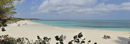 Longue plage de sable blanc