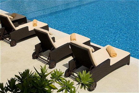 Chaises longues au bord de la piscine