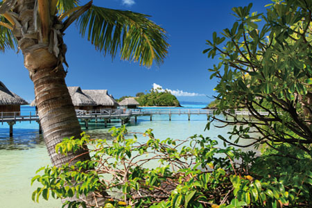 Vue sur les bungalow de luxe sur pilotis, depuis le motu