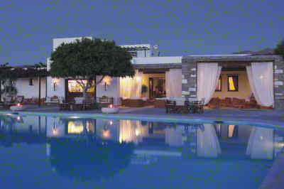 Yria Hotel Resort - Vue sur la piscine et le bar